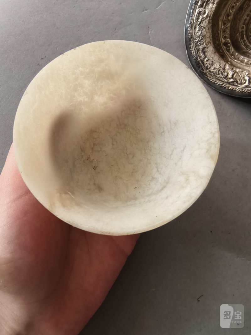 A jade bowl with stand and cover in silver with animals and floral motifs in relief - 图5